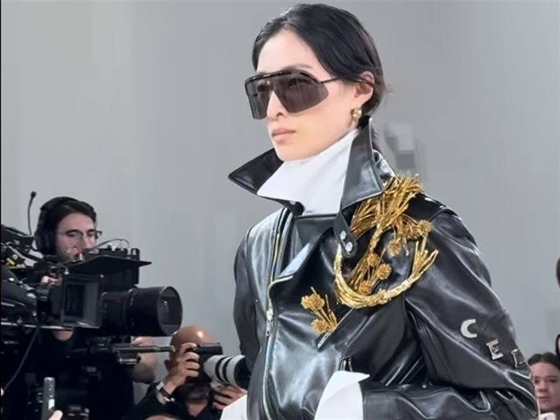 انطلاق عرض المجموعة الأولى لدار Celine بإدارة المدير الإبداعي الجديد Michael rider في باريس