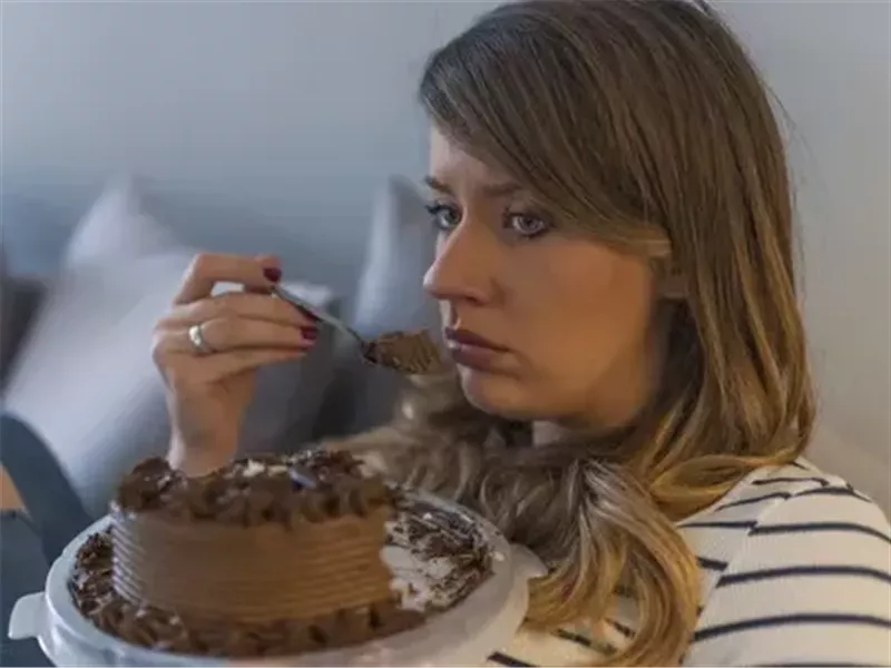 افهم احتياجاتك.. ما الفرق بين الجوع العاطفي والجوع الحقيقي؟ 