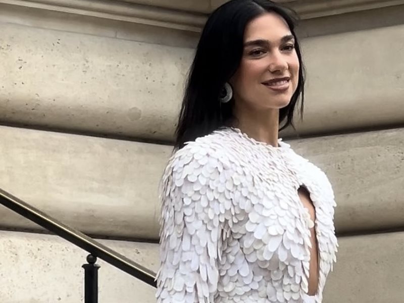 دوا ليبا تخطف الأنظار بإطلالة أنيقة في عرض “سكياباريلي” خلال أسبوع الهوت كوتور 