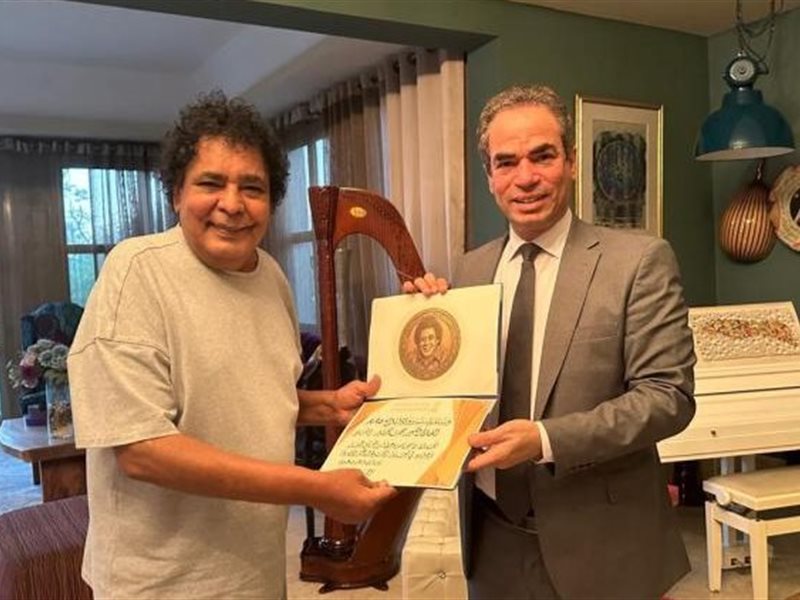 الكينج محمد منير يتلقّى وسام ماسبيرو للإبداع تكريمًا لمسيرته الفنية 