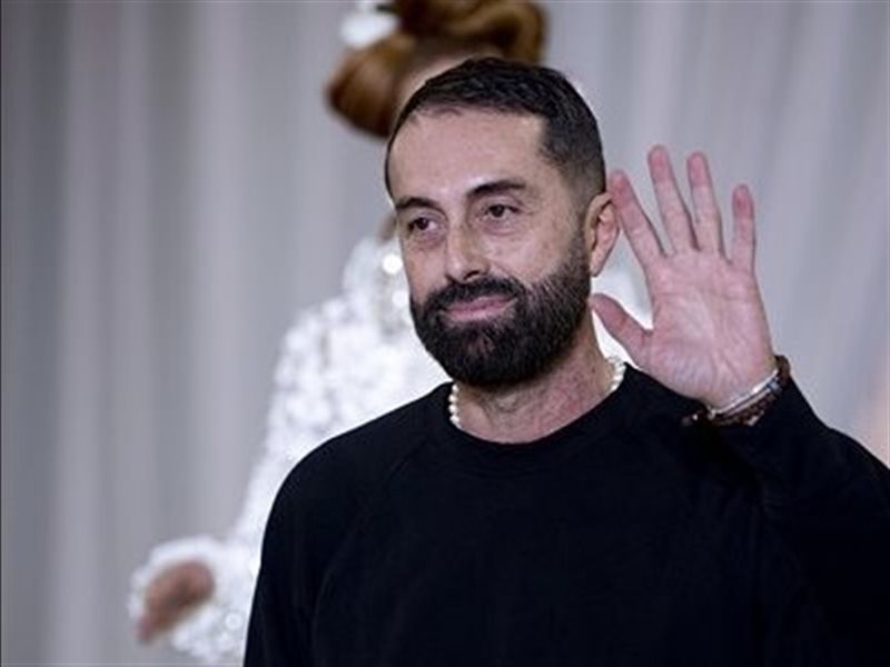 تكريم المصمم العالمي جيامباتيستا فالي بوسام 