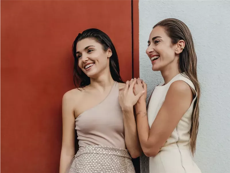 هاندا آرتشيل وأمينة خليل على غلاف مجلة عربية شهيرة| صور 