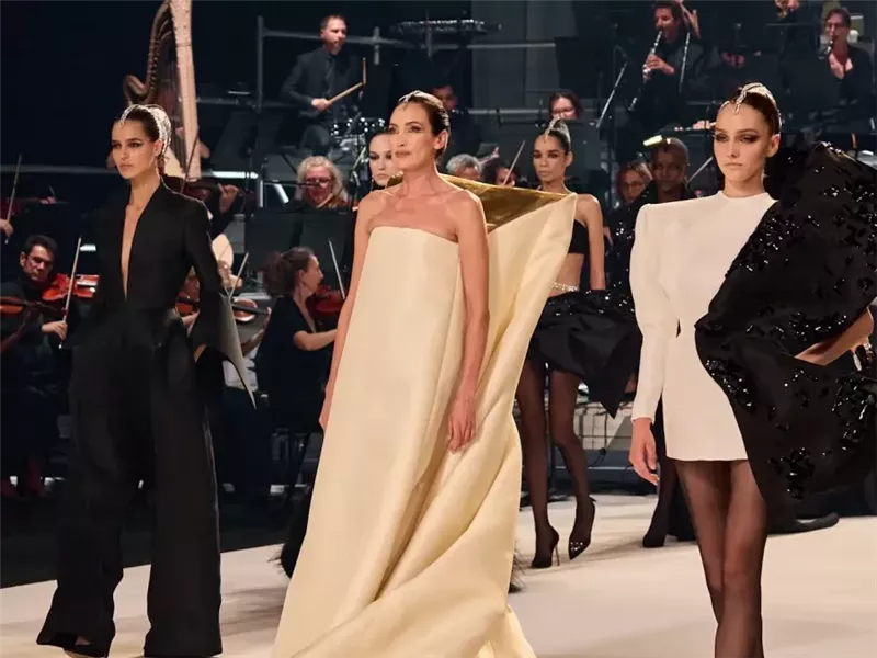 أسبوع الموضة في باريس: ستيفان رولان يحوّل منصّة الهوت كوتور إلى سيمفونية من الأناقة والفن 
