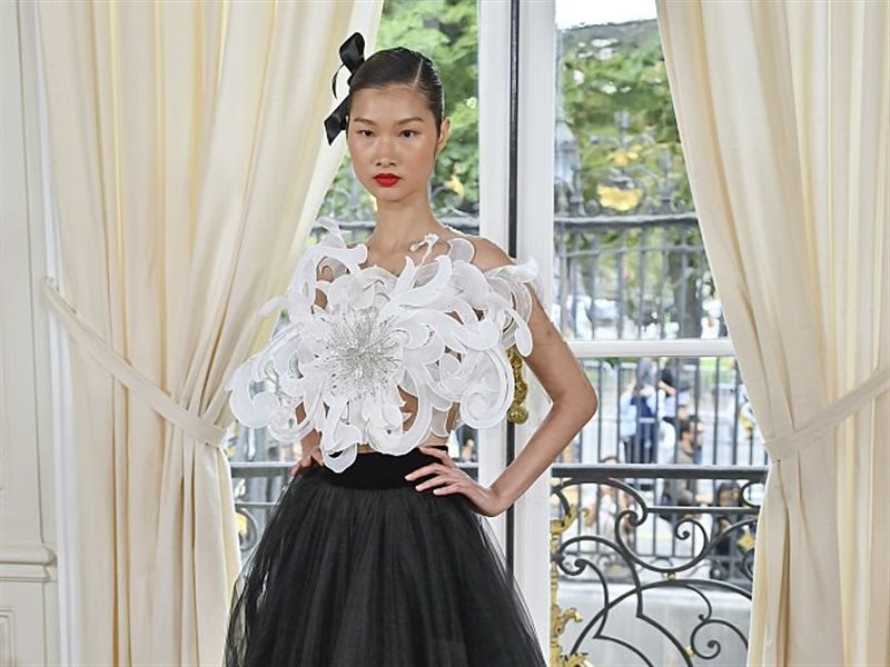 اليوم الثاني من أسبوع الهوت كوتور في باريس: الأبيض والأسود يسيطران ومحمد آشي يعيد الكورسيه إلى الواجهة