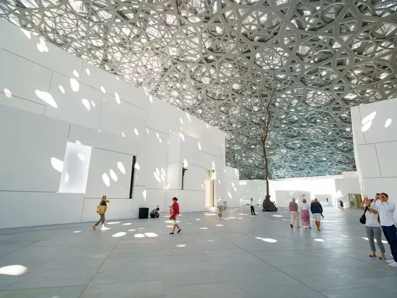 اللوفر أبوظبي يعزز مجموعته الفنية بمقتنيات نادرة من مختلف العصور والثقافات