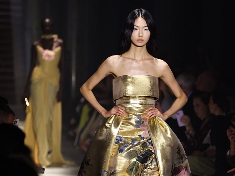 إيلي صعب يبهر باريس بتوقيع ملكي عصري في عرض “الهوت كوتور” لخريف وشتاء 2025/2026