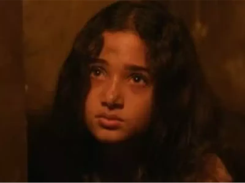 ابنة كريم محمود عبد العزيز في ظهور خاص ومؤثر خلال الحلقة 9 من «مملكة الحرير»