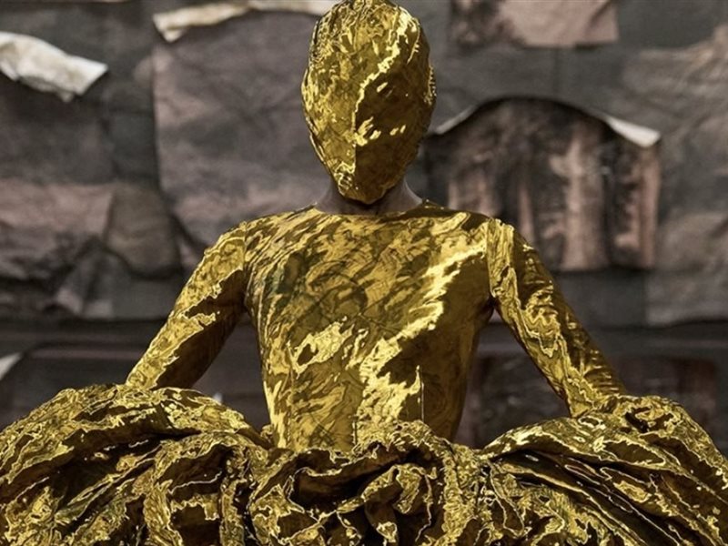 غلين مارتنز يبهر عالم الموضة بأول عرض له مع Maison Margiela في أسبوع باريس للهوت كوتور