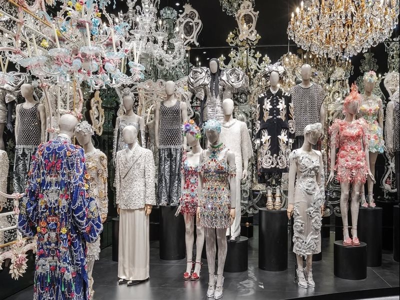  Dolce & Gabbana تتألق بإلهام من الزجاج الفينيسي في عرض ينبض بالبريق والفن