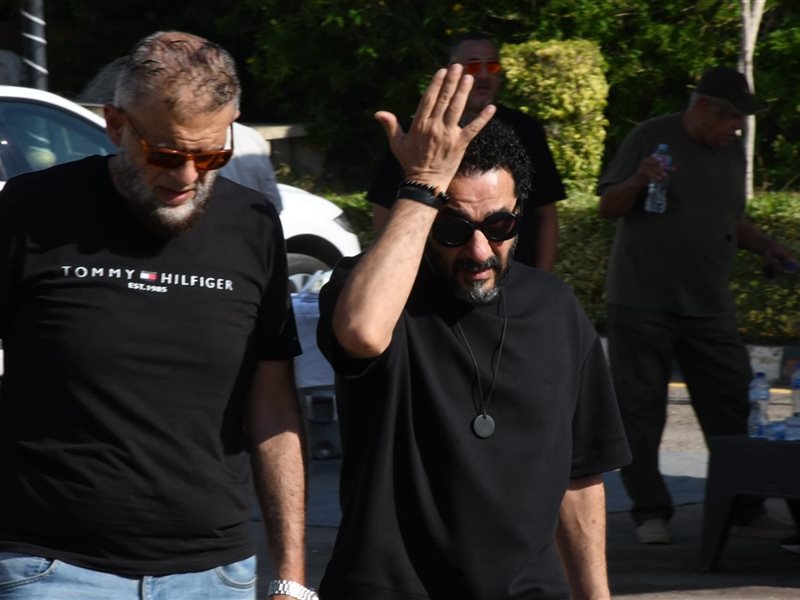  نجوم الفن في وداع سامح عبد العزيز.. أحمد حلمي ومحمد هنيدي وروبي وعبير صبري أبرز الحضور في الجنازة