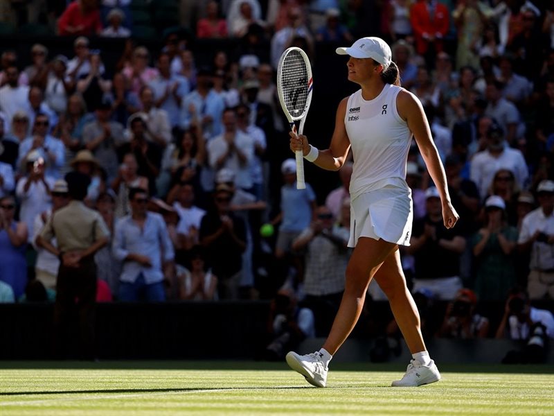 إنيسيموفا وشفيونتيك تتأهلان لنهائي ويمبلدون في مواجهة قوية