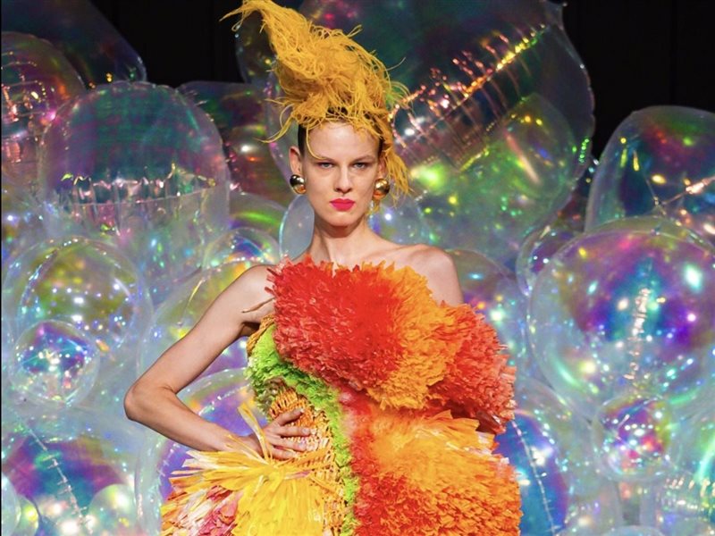 كيفن جيرمانيه يعيد روح الطفولة إلى منصات الهوت كوتور بكرنفال من الخيال والألوان 