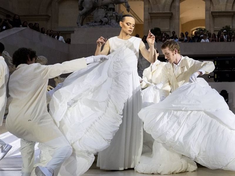 جوردان روث يختتم أسبوع الهوت كوتور في باريس بعرض أدائي فني احتفاءً بجمال لا يلين 