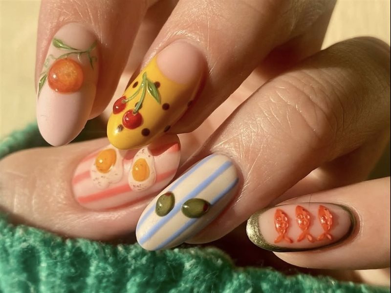 ألوان الصيف على أطراف أناملك: صيحة الشاطئ للأظافر تكتسح الموسم بأناقتها وبساطتها