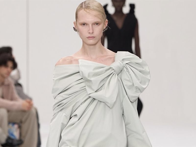 صيحة الفيونكات تزيّن أزياء صيف 2025 بأنوثة ناعمة من الفساتين إلى القمصان والبلوزات 