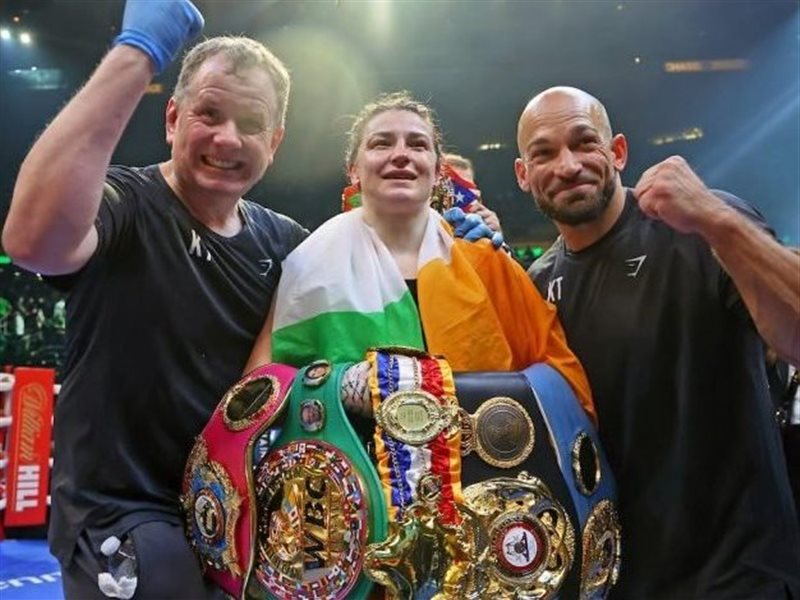 تايلور تحقق الفوز الـ21 على التوالي في ليلة تاريخية للملاكمة النسائية