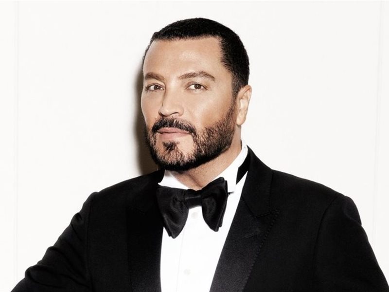 من السجادة الحمراء إلى القصور الملكية: زهير مراد يحتفل بإرث من السحر في عيد ميلاده 