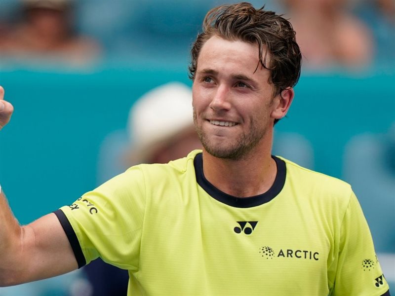 كاسبر رود يتألق في جشتاد ويبلغ ربع النهائي بعد مباراة مثيرة