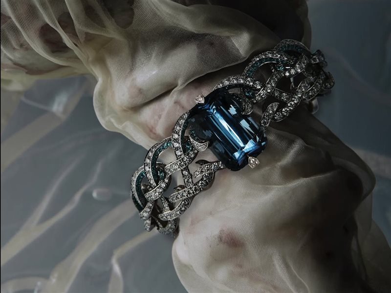 فندي تحتفي بقرن من الفخامة.. مجموعة “O’Lock d’Artifice” تمزج المجوهرات الراقية بسحر روما الأبدي 