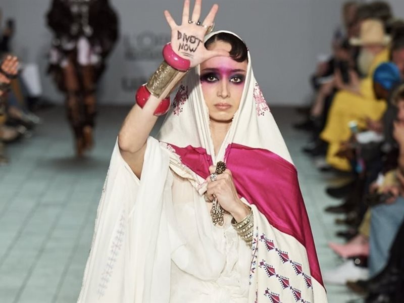 ايهم حسن  يشعل منصة لندن برسائل الهوية والتطريز الفلسطيني