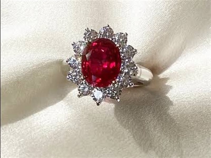 الياقوت الأحمر يزيّن إطلالات النجمات.. حجر يوليو يسطع في عالم المجوهرات 
