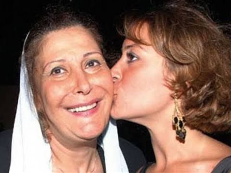 منة شلبي: والدتي بخير وعيب اللي بيحصل