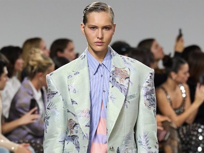 البليزر بالنقشات المتنوعة يتصدّر صيحات صيف 2025: لمسة لافتة لإطلالة عصرية ومتجددة 