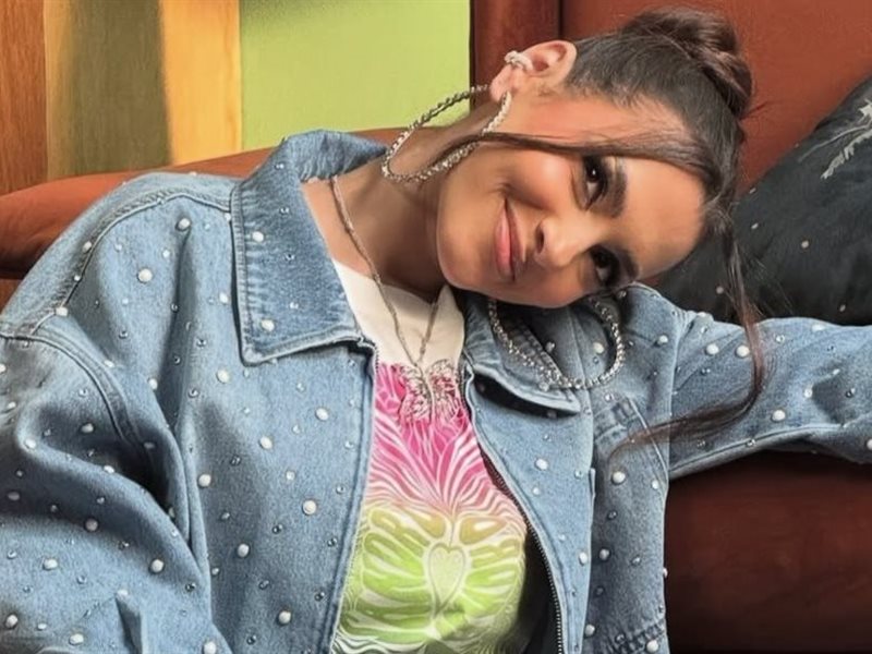 كارمن سليمان تشارك جمهورها أحدث جلسة تصوير لها بإطلالة شبابية عصرية