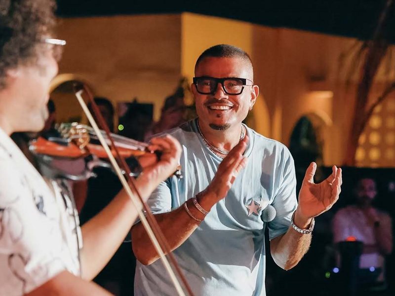 فيديو.. عمرو دياب يغني 