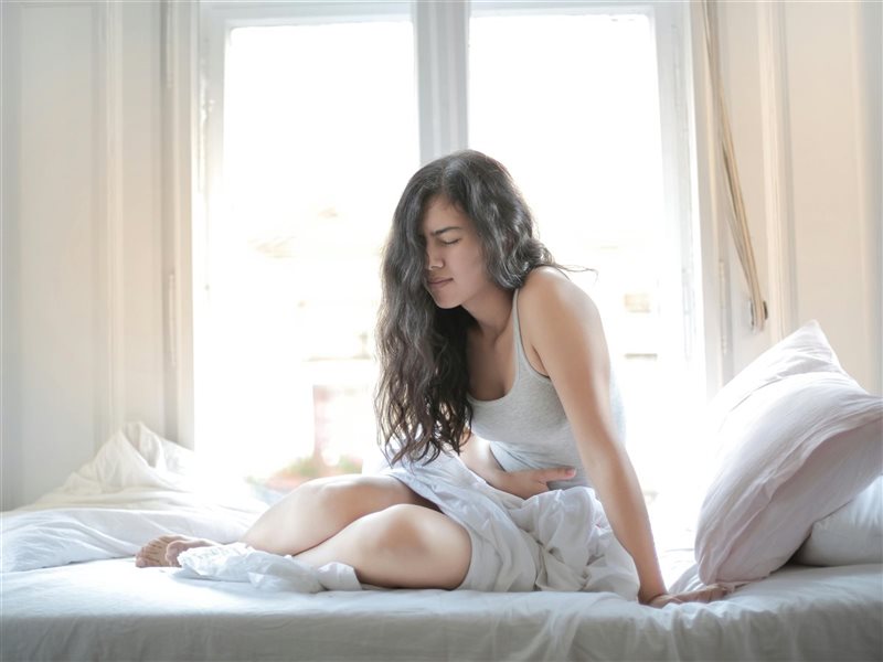 تقلصات الدورة الشهرية.. إليك أفضل وضعيات اليوجا لتخفيف الألم بشكل طبيعي