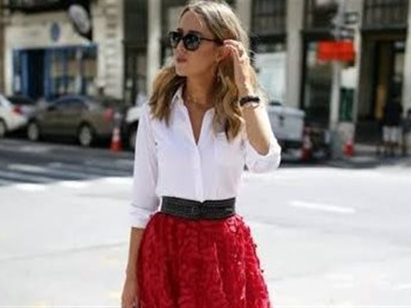 الدانتيل يهيمن على صيحات التنانير لصيف 2025: أناقة ناعمة بتفاصيل أنثوية جذابة 