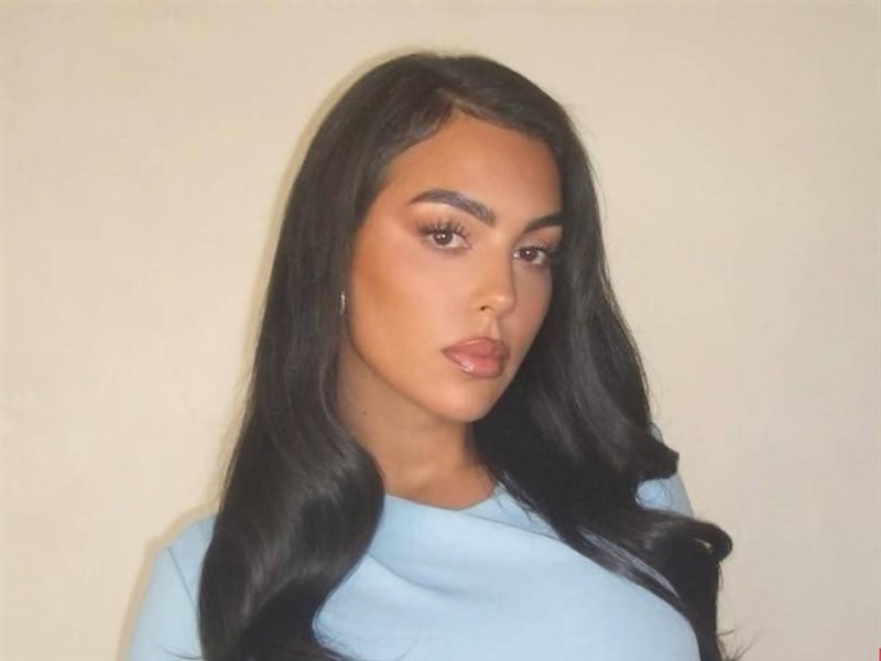 جورجينا رودريغيز تتألق بأناقة ساحرة  بتوقيع أوسكار دي لارينتا