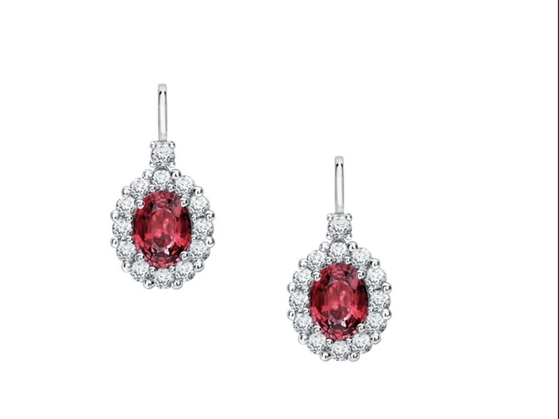 الياقوت الأحمر يزيّن أقراط عروس صيف 2025.. تصاميم ناعمة بلمسة ملكية 