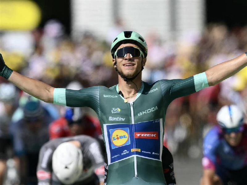 ميلان ينتزع فوزه الثاني تحت المطر في فالانس ويبقى على مقربة من القميص الأخضر