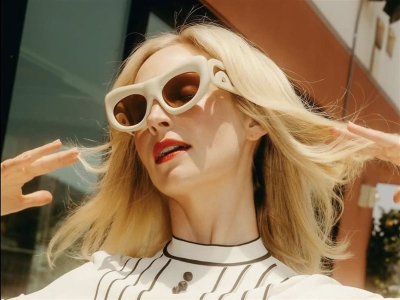 نظارات هادية غالب تواصل العالمية مع النجمة كانديس كينج 