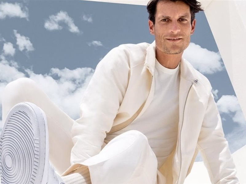 السنيكرز من صالات الرياضة إلى منصات الأزياء.. الحذاء الرياضي يتحوّل إلى رمز فخامة 