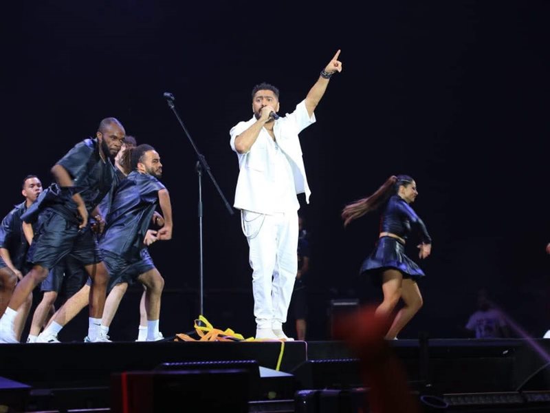 تامر حسني يُشعل مهرجان العلمين بأغانيه ومفاجآته بلا حدود| صور