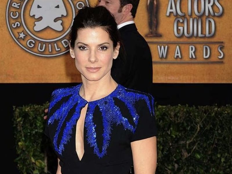 بمناسبة عيد ميلاد ساندرا بولوك: أيقونة الأناقة تتألّق عبر العقود