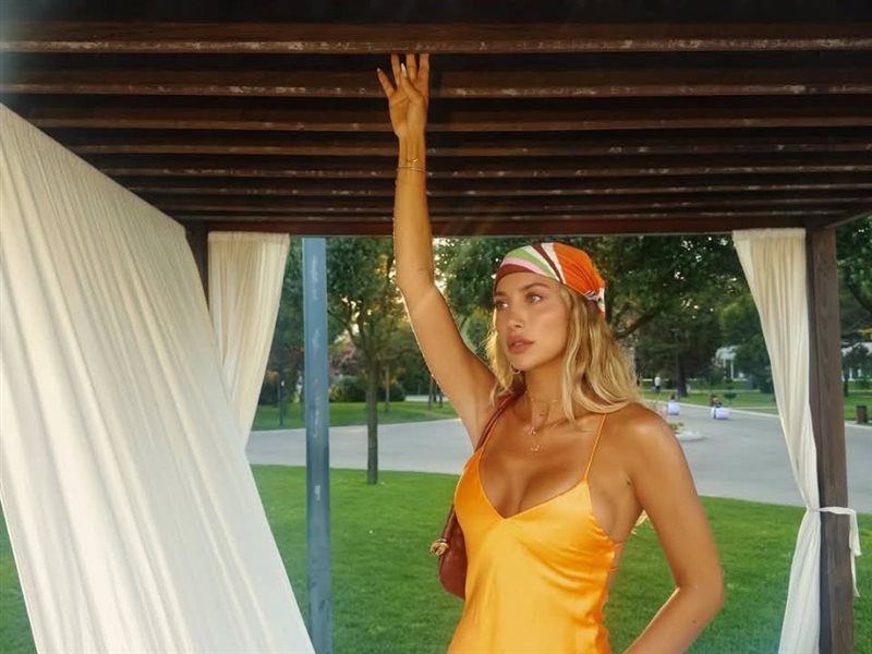   مودل روز تخطف الأنظار ببصمة دولتشي اند غابانا  