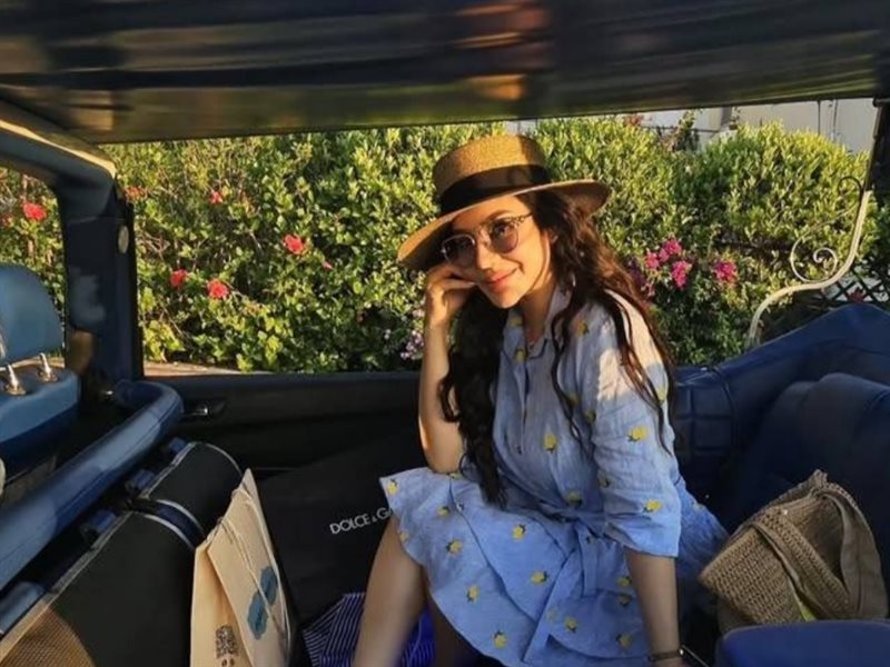 لجين عمران تتألق بإطلالة صيفية نابضة من كابري 