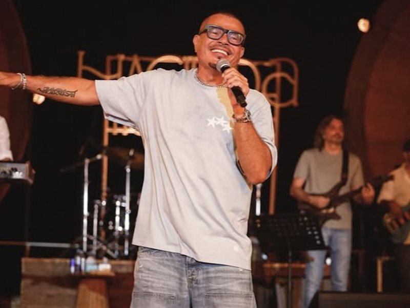 الليلة.. عمرو دياب يحيي حفلا غنائيا بمهرجان العلمين بمشاركة كلوي كتيلي 