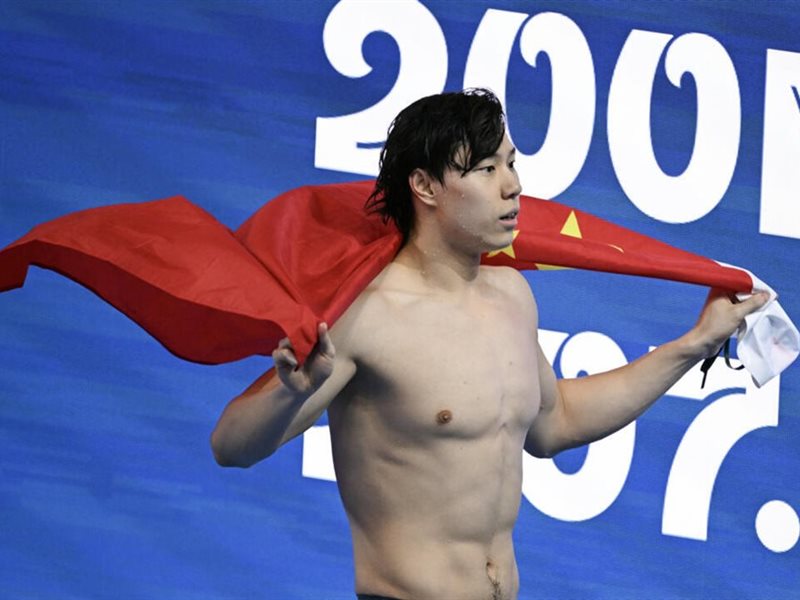 تشين هايانغ يحقق الثنائية الذهبية بسباقي الصدر في سنغافورة