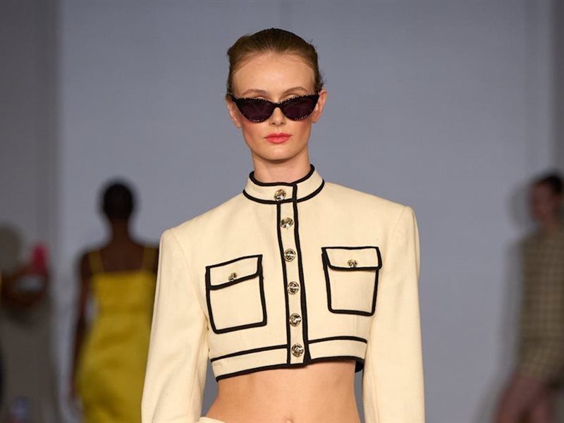 الكروب جاكيت يتصدر صيحات الموسم: هكذا تنسقينه لإطلالة عصرية ولافتة