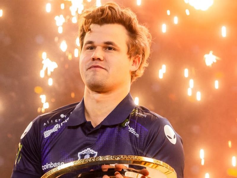 كارلسن يُوجّه الشطرنج إلى عصره الرقمي بعد تتويجه في كأس العالم للرياضات الإلكترونية