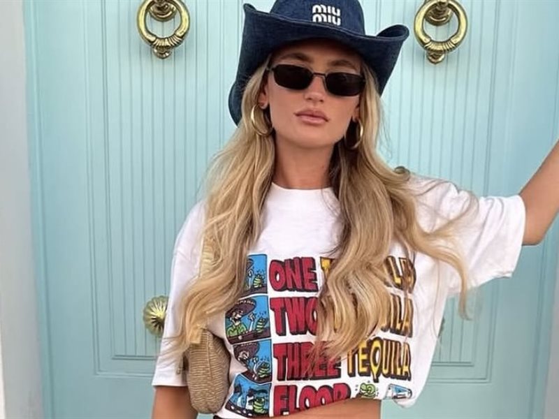 اليكي أبسط الإطلالات وأكثرها جاذبية: العودة القوية لصيحة التنورة والتيشيرت في صيف 2025 