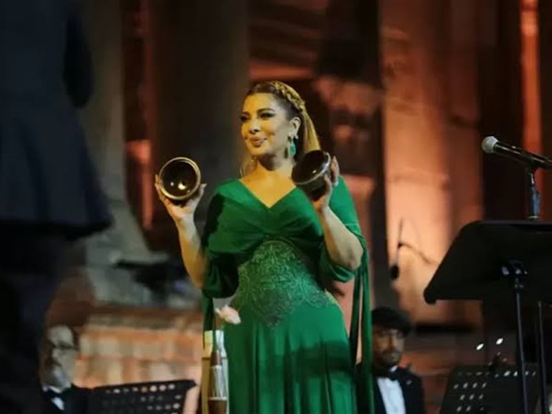 وزير الثقافة الأردني يكرم الفنانة أصالة في ختام مهرجان جرش 