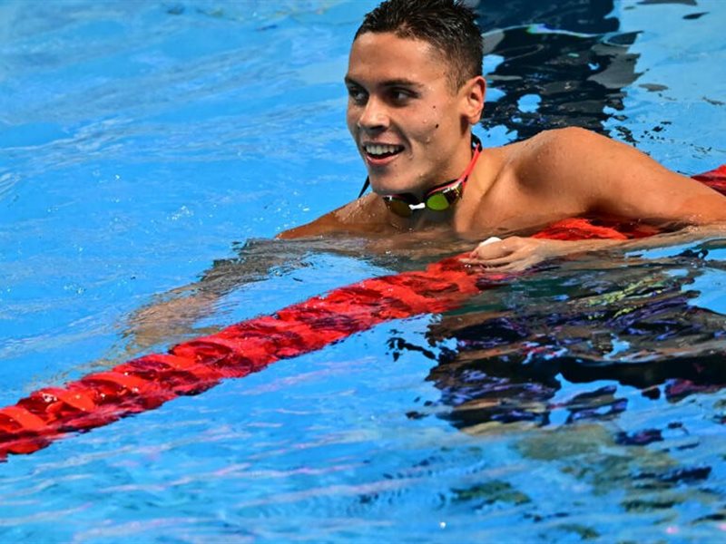 من تأخّر إلى فائز لحظة تاريخية في سباق 200 م حرة