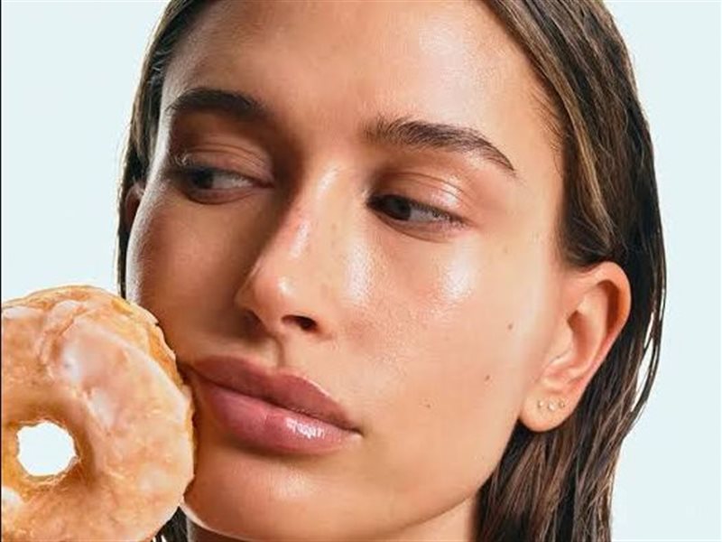  Glazed Donut Skin… سر الإطلالة المضيئة التي اجتاحت منصات الجمال في 2025