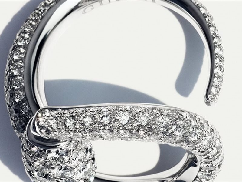 Gucci تعيد ابتكار أيقونتها الفروسية مع مجموعة Horsebit الجديدة من المجوهرات الفاخرة