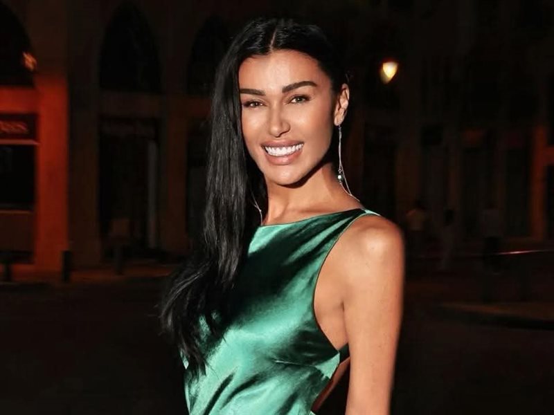  نادين الراسي تشعل الأضواء بإطلالة خضراء من توقيع  Pas de Deux